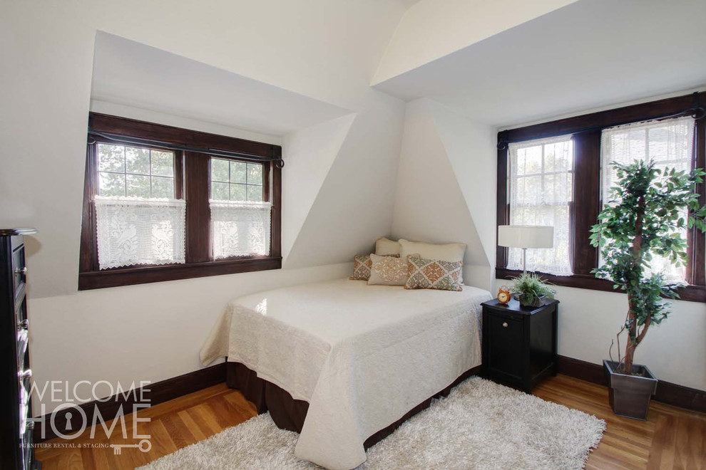 Mittelgroßes Landhausstil Gästezimmer mit weißer Wandfarbe und hellem Holzboden in Sacramento
