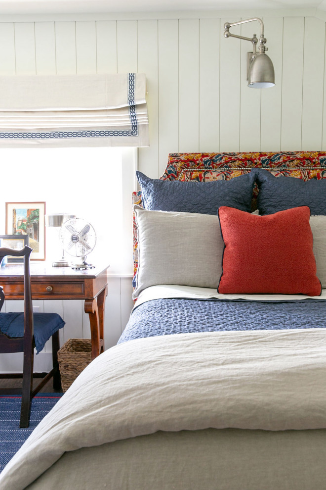 Ejemplo de habitación de invitados costera grande con paredes blancas, moqueta, suelo azul y machihembrado