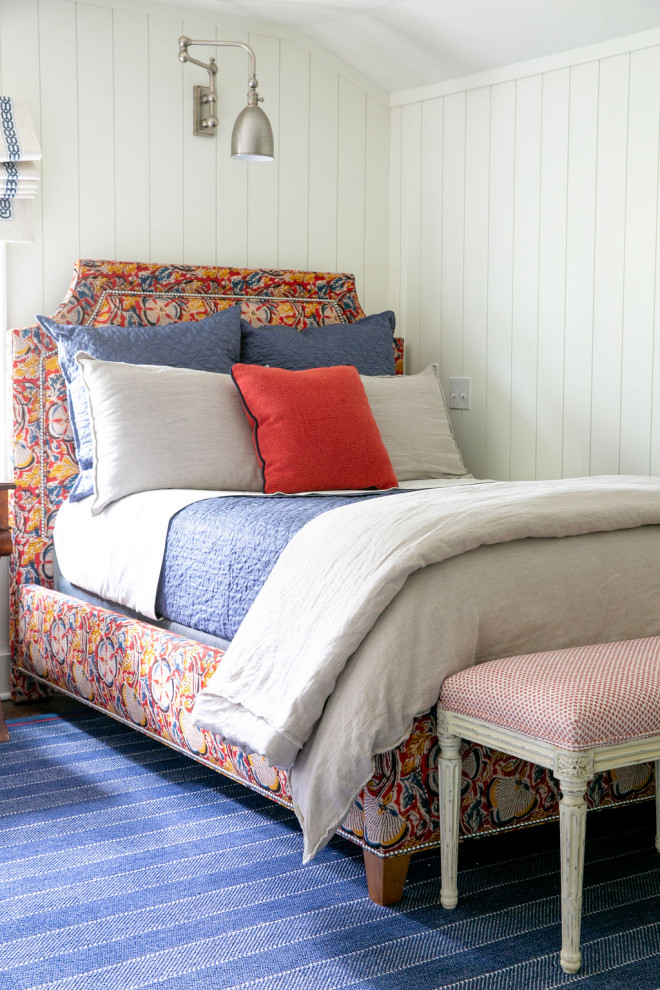 Свежая идея для дизайна: большая гостевая спальня (комната для гостей) в морском стиле с белыми стенами, ковровым покрытием, синим полом и стенами из вагонки - отличное фото интерьера