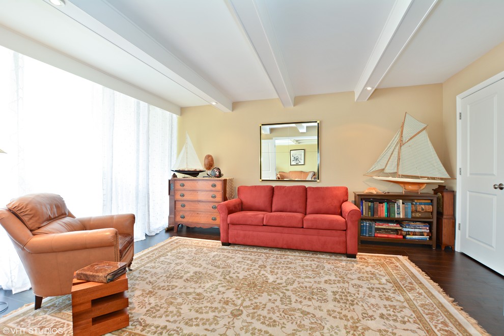 Klassisches Gästezimmer mit beiger Wandfarbe, dunklem Holzboden und braunem Boden in Miami