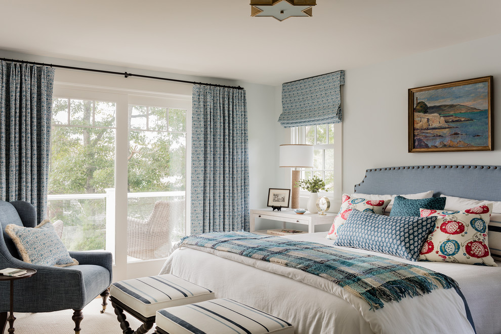 Источник вдохновения для домашнего уюта: спальня в классическом стиле с белыми стенами и синими шторами