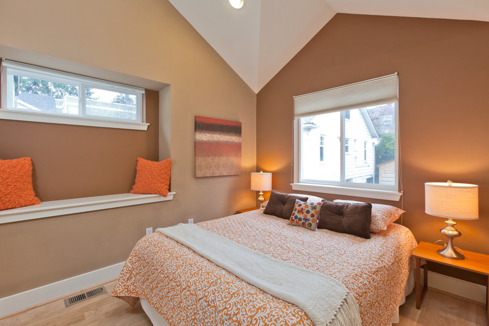 Exemple d'une chambre chic avec un mur beige et un sol en bois brun.