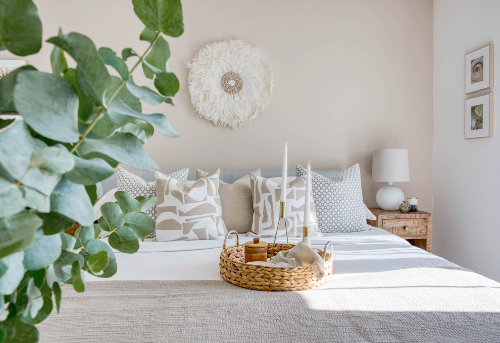 Ispirazione per una camera matrimoniale minimalista di medie dimensioni con pareti beige, moquette e pavimento beige