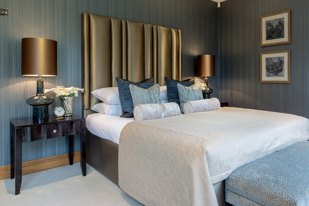 Mittelgroßes Modernes Hauptschlafzimmer ohne Kamin mit grauer Wandfarbe und Teppichboden in Berkshire