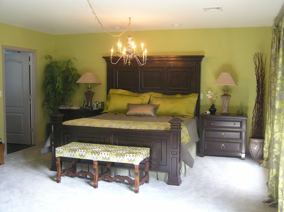 Exemple d'une grande chambre chic avec une cheminée d'angle, un mur vert, un manteau de cheminée en métal et un sol gris.