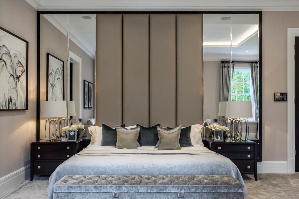 Идея дизайна: хозяйская спальня в стиле неоклассика (современная классика) с бежевыми стенами, ковровым покрытием и бежевым полом