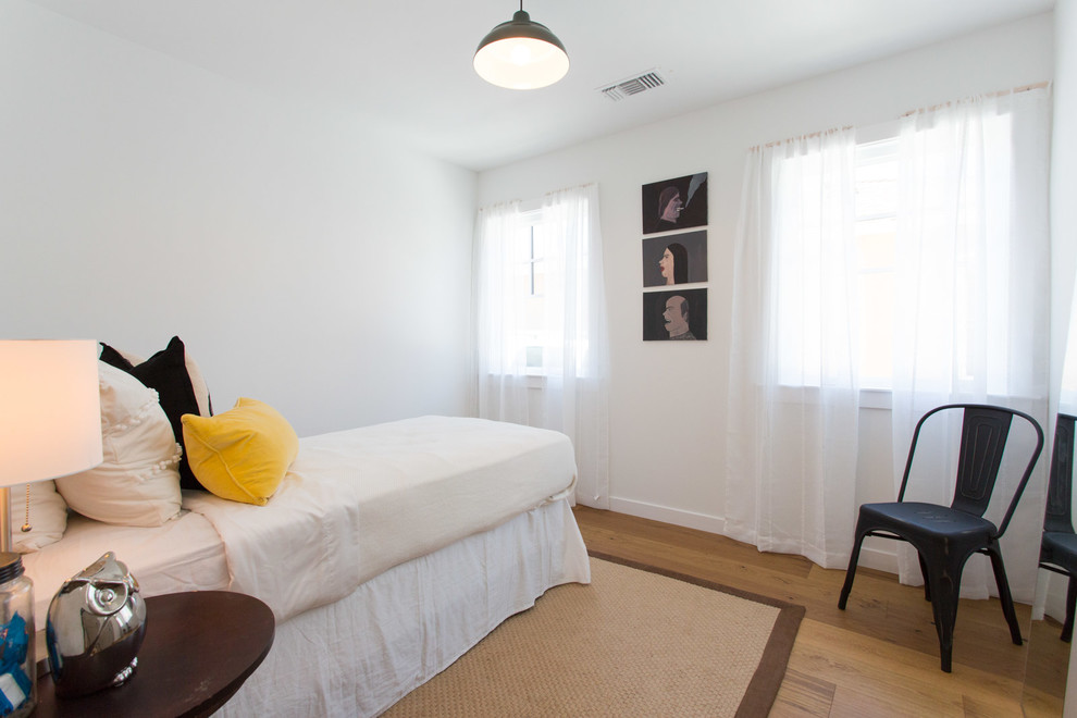 Foto de habitación de invitados campestre de tamaño medio con paredes blancas y suelo de madera en tonos medios