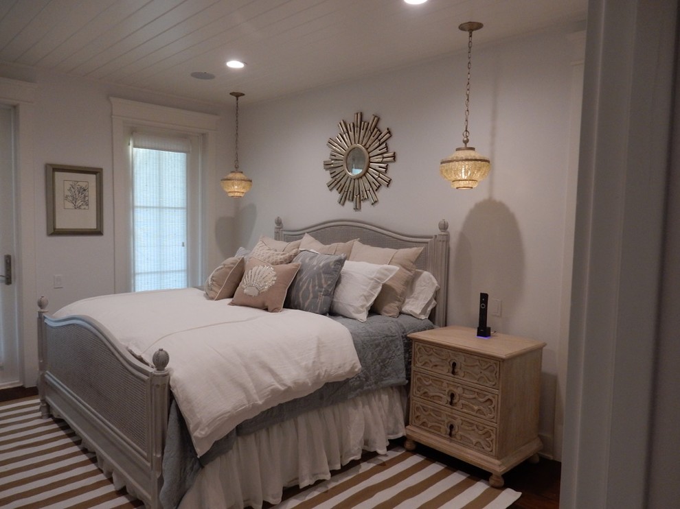 Свежая идея для дизайна: гостевая спальня (комната для гостей) в морском стиле с серыми стенами и темным паркетным полом - отличное фото интерьера