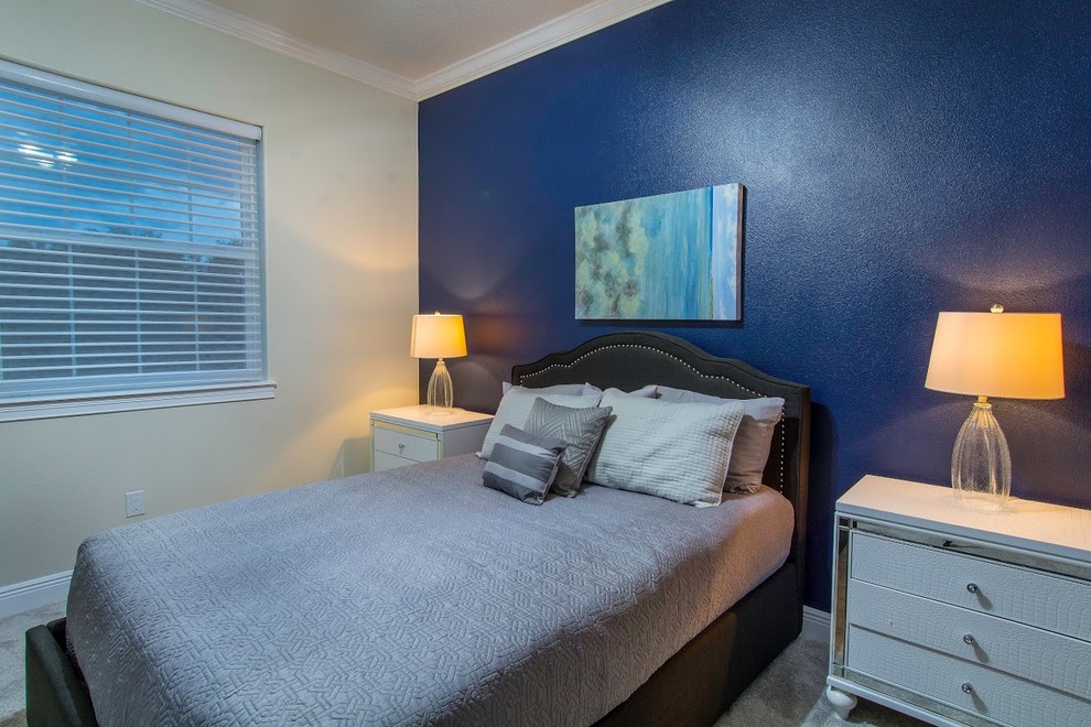 Foto de habitación de invitados clásica renovada grande sin chimenea con paredes azules y moqueta