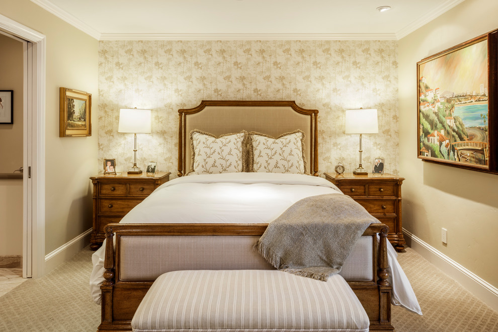 Imagen de dormitorio principal tradicional con paredes beige, moqueta y suelo beige