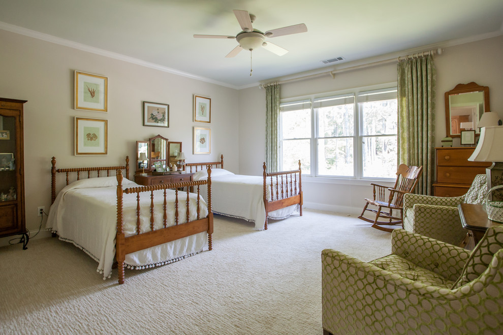 Ispirazione per una camera da letto tradizionale con pareti beige