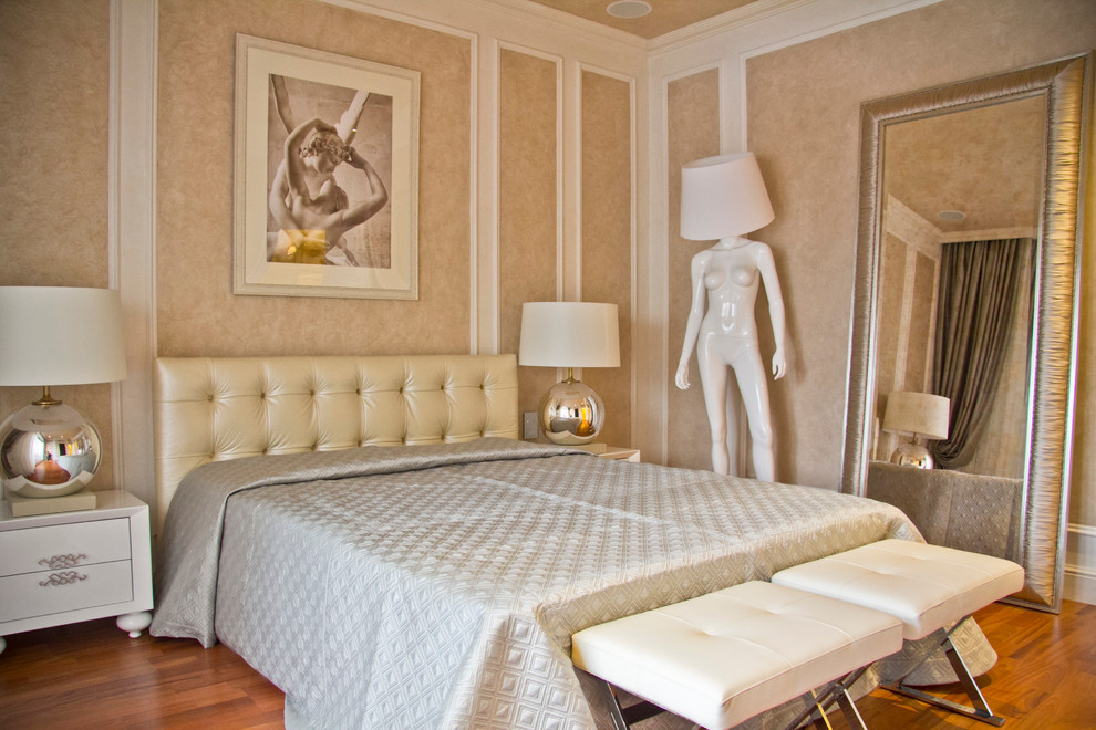 Modelo de dormitorio principal actual grande con paredes beige