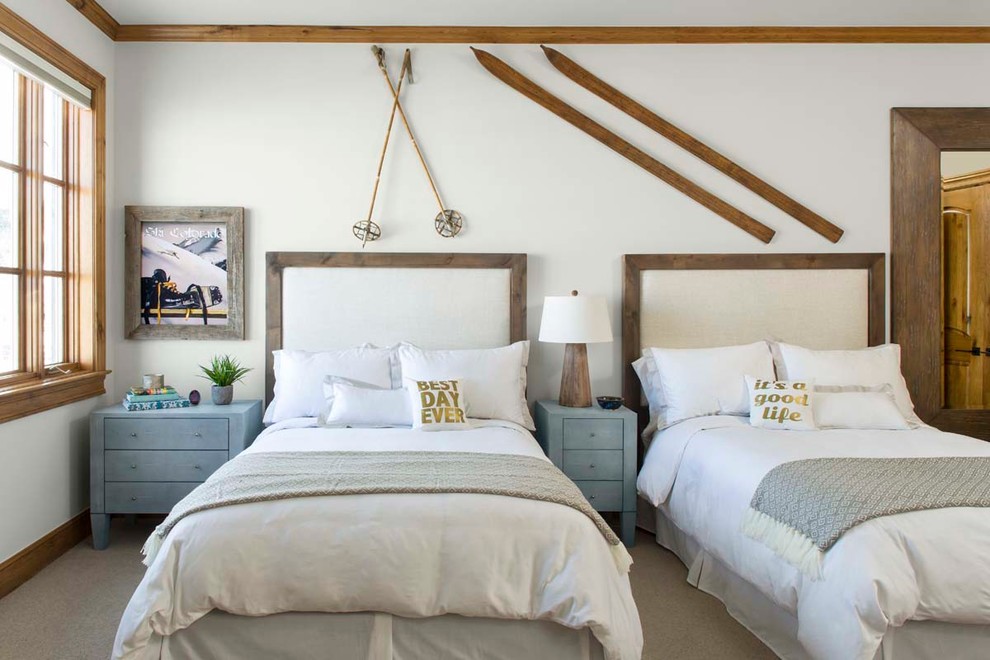 На фото: гостевая спальня (комната для гостей): освещение в стиле рустика с белыми стенами и ковровым покрытием без камина с