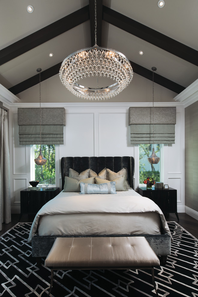 Klassisches Schlafzimmer mit weißer Wandfarbe, dunklem Holzboden und braunem Boden in Miami