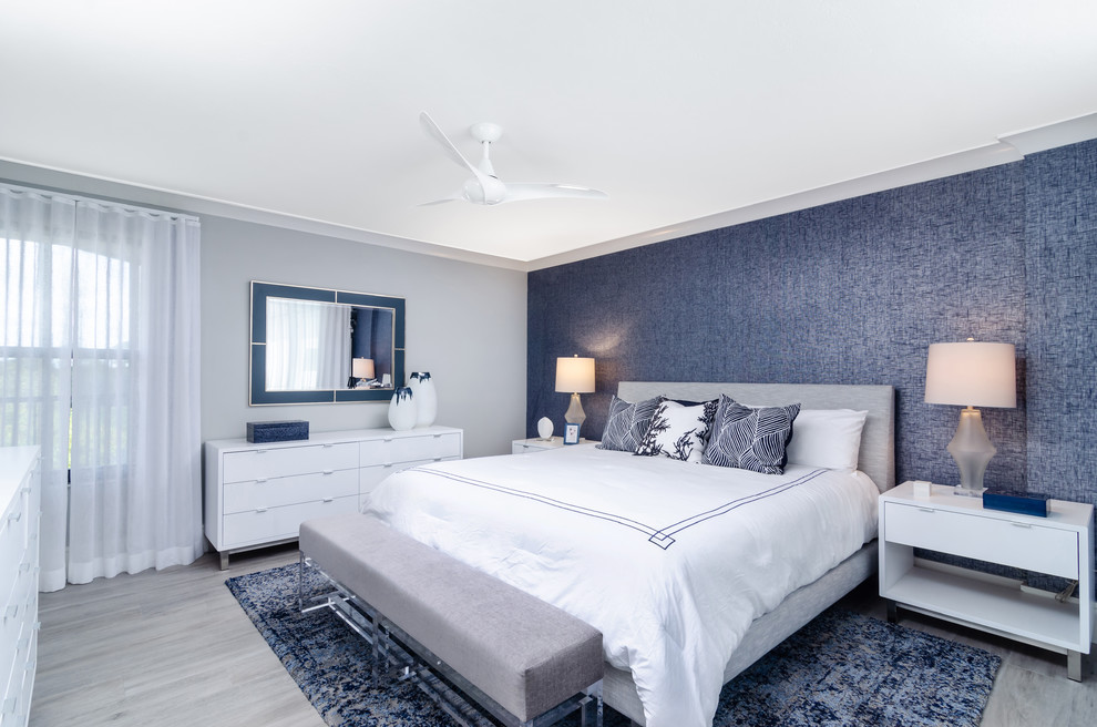 Cette image montre une chambre d'amis design de taille moyenne avec un mur bleu, un sol en carrelage de porcelaine, aucune cheminée et un sol gris.