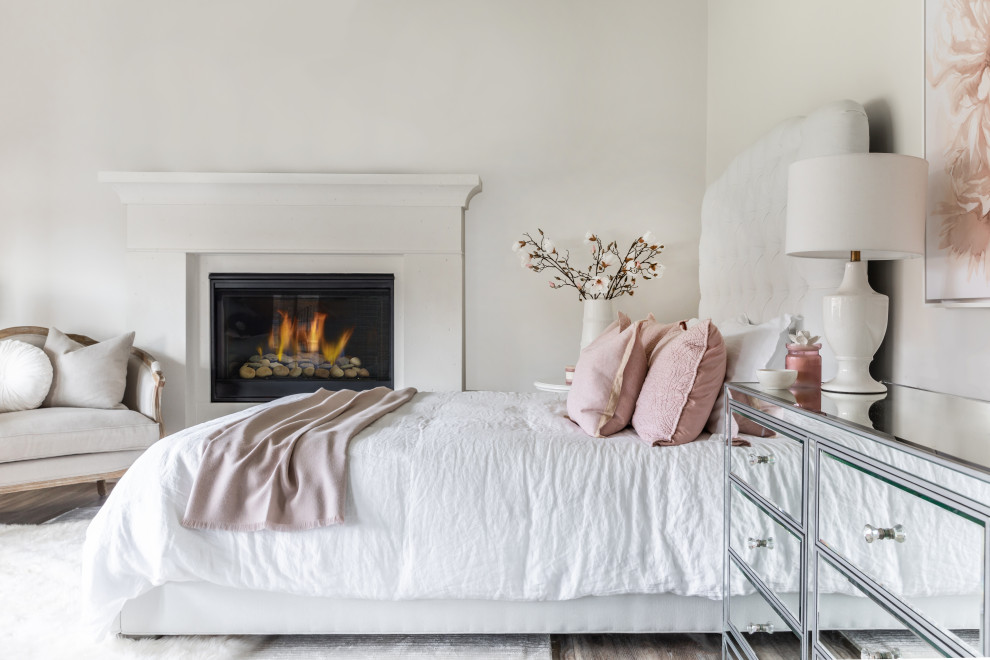 Esempio di una camera da letto stile marinaro con pareti bianche, parquet scuro, camino classico e pavimento marrone