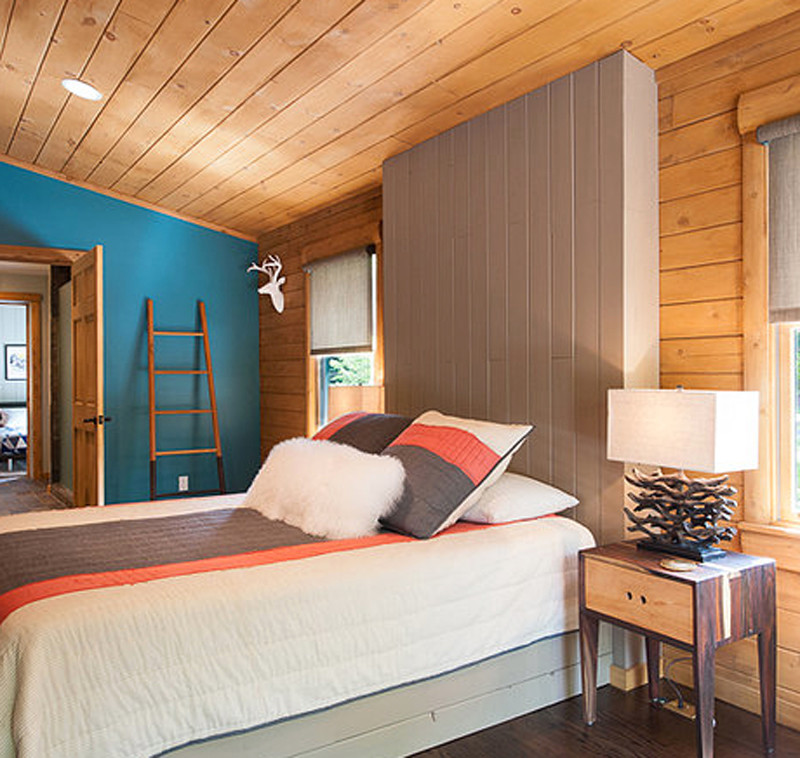 Пример оригинального дизайна: гостевая спальня (комната для гостей), среднего размера в стиле рустика с синими стенами, темным паркетным полом и коричневым полом без камина