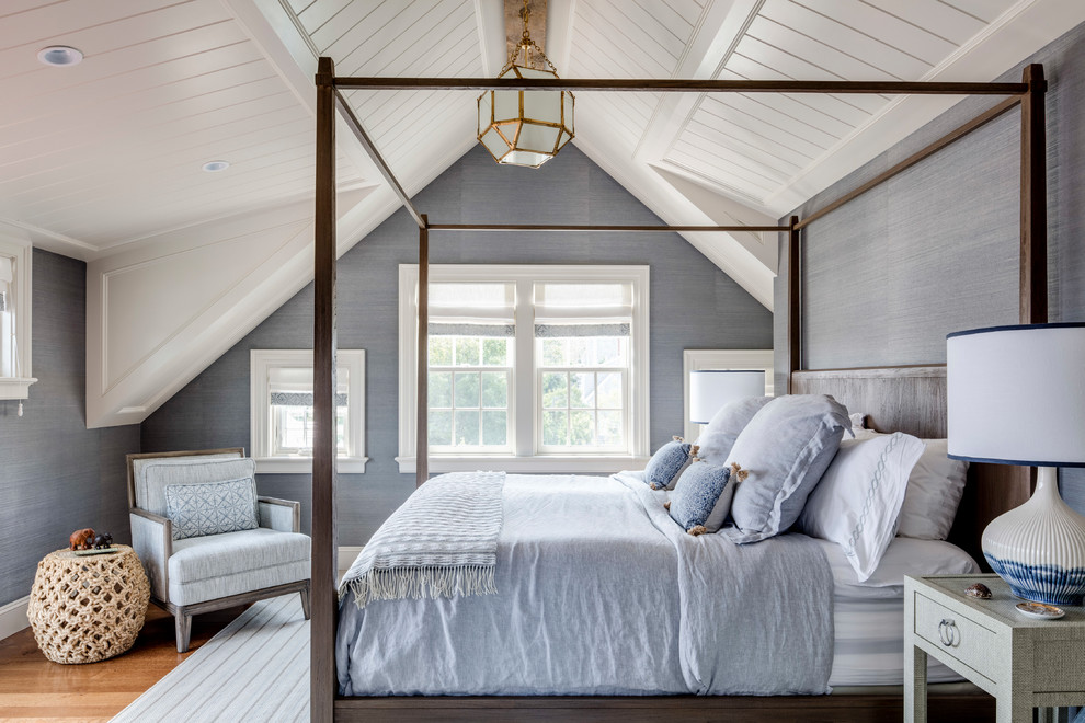 Пример оригинального дизайна: хозяйская спальня в морском стиле с синими стенами