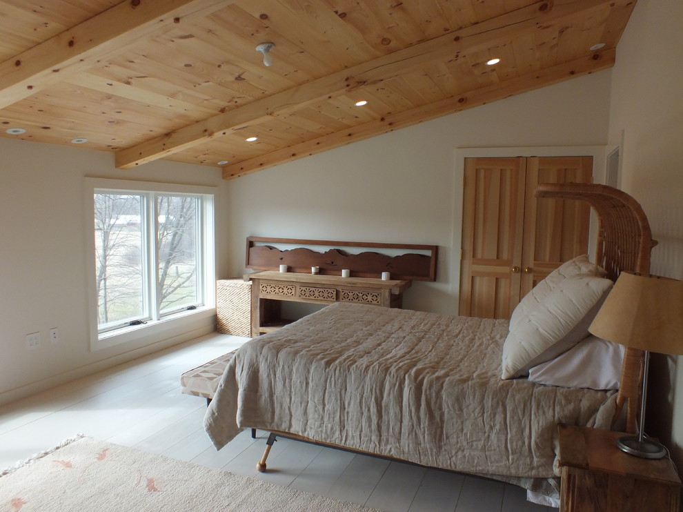 Mittelgroßes Nordisches Hauptschlafzimmer ohne Kamin mit weißer Wandfarbe und Sperrholzboden in Boston