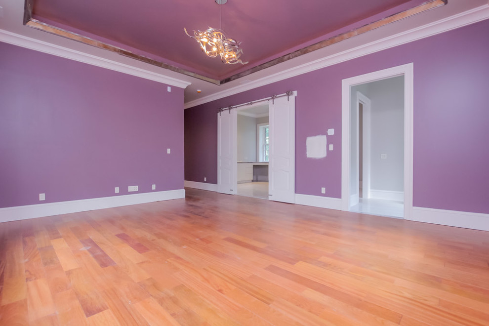 Inspiration pour une grande chambre parentale traditionnelle avec un mur violet, un sol en bois brun et aucune cheminée.