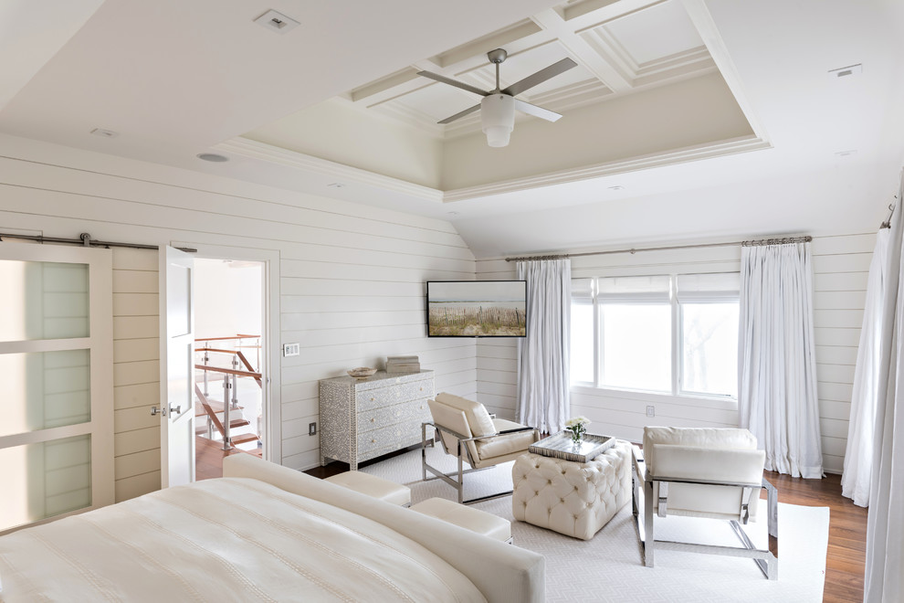 ボストンにある広いコンテンポラリースタイルのおしゃれな主寝室 (白い壁、無垢フローリング、暖炉なし、茶色い床) のインテリア