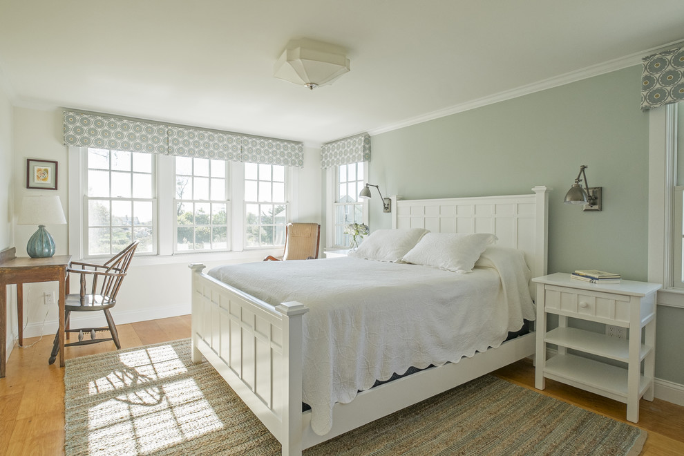 Пример оригинального дизайна: хозяйская спальня среднего размера в классическом стиле с паркетным полом среднего тона и коричневым полом без камина