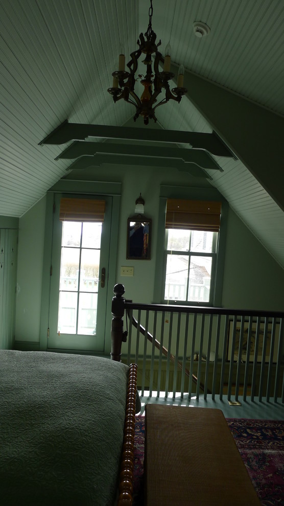 Идея дизайна: гостевая спальня (комната для гостей) в морском стиле с зелеными стенами и деревянным полом