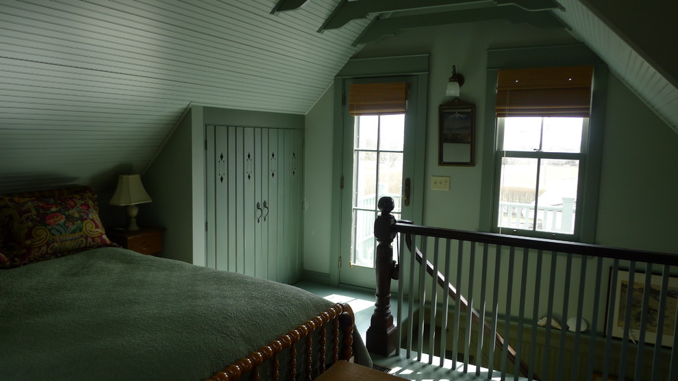 Foto de habitación de invitados marinera con paredes verdes y suelo de madera pintada