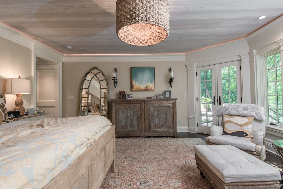 Imagen de dormitorio principal costero de tamaño medio con paredes beige y suelo de madera oscura