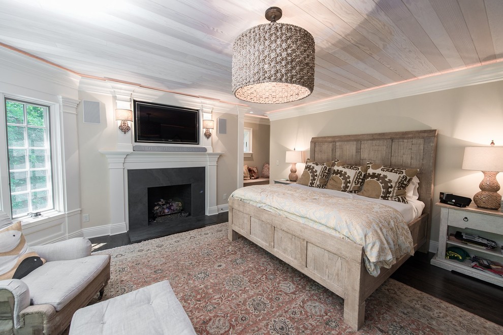 Idee per una camera da letto stile marinaro di medie dimensioni con parquet scuro, camino classico, cornice del camino in pietra e pareti beige
