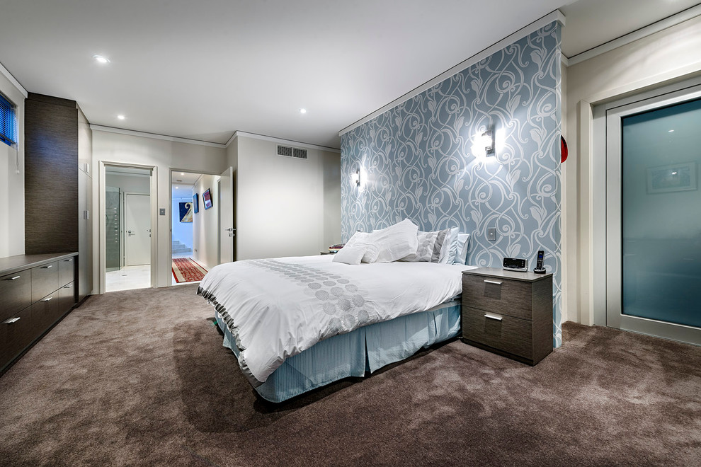Стильный дизайн: большая спальня в современном стиле с разноцветными стенами и ковровым покрытием - последний тренд