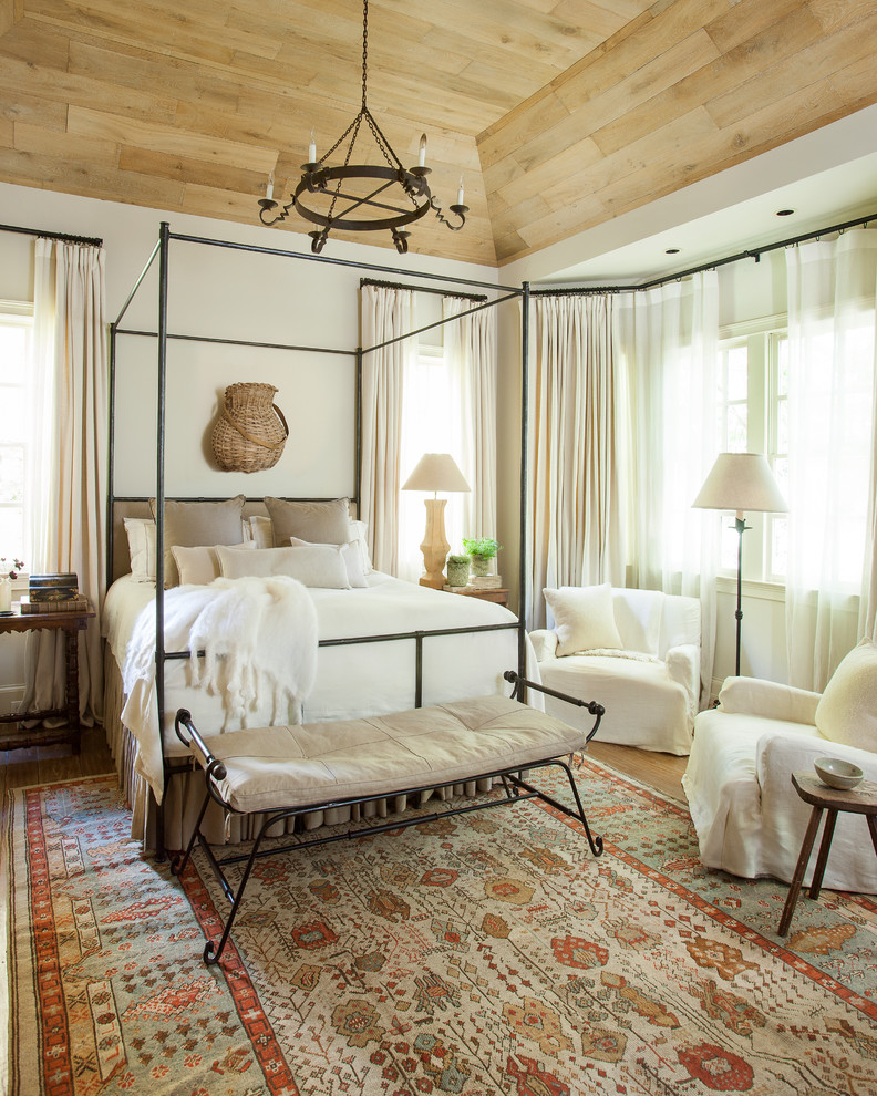 Idee per una camera da letto country con pareti bianche, pavimento in legno massello medio e pavimento marrone