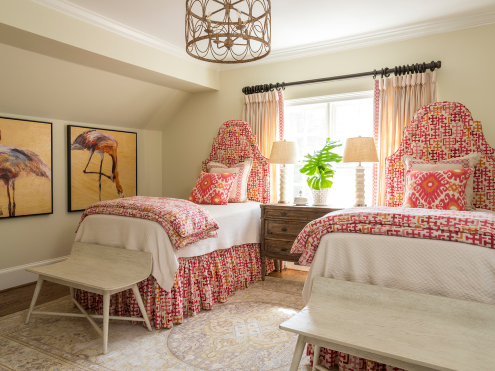 Стильный дизайн: гостевая спальня (комната для гостей) в классическом стиле с желтыми стенами без камина - последний тренд