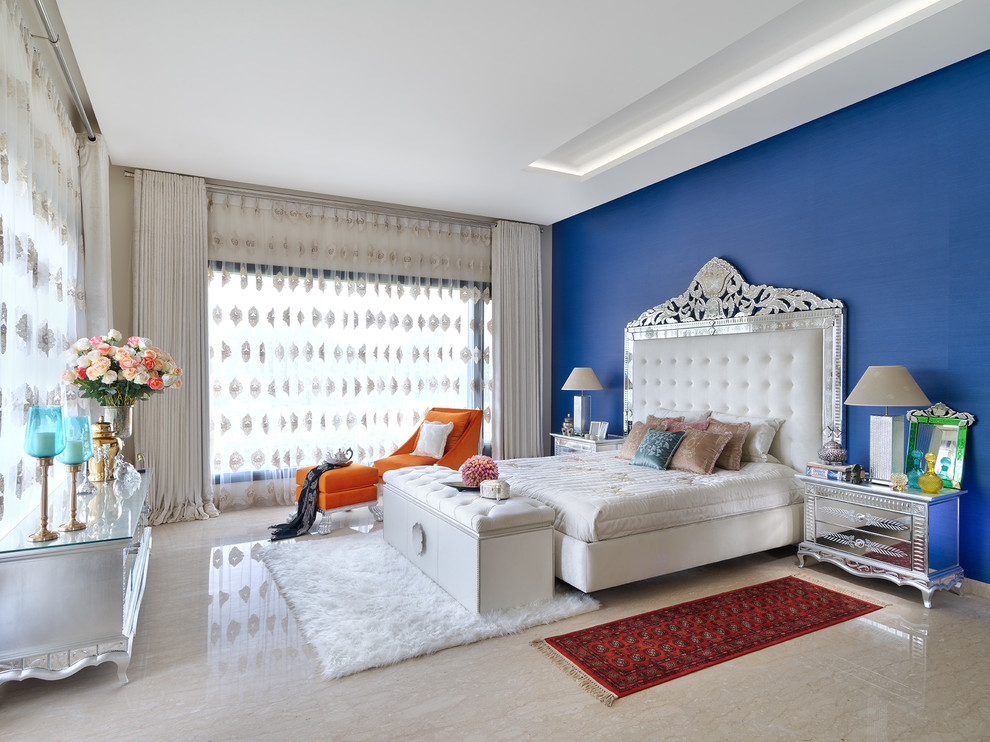 Aménagement d'une grande chambre parentale éclectique avec un sol beige et un sol en marbre.