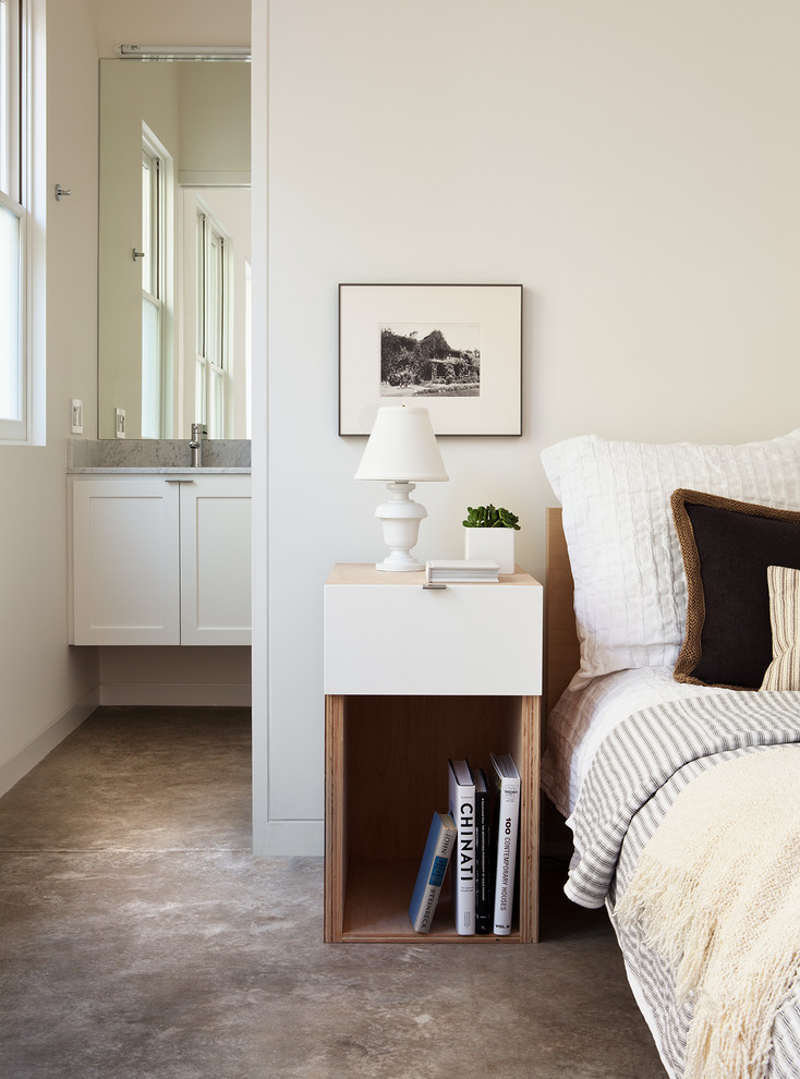 Стильный дизайн: гостевая спальня среднего размера, (комната для гостей) в стиле кантри с белыми стенами, бетонным полом и серым полом без камина - последний тренд