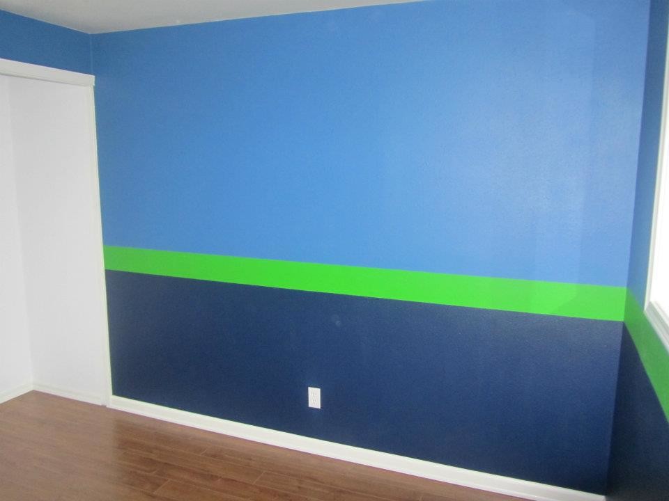 Aménagement d'une petite chambre classique avec un mur bleu et parquet clair.