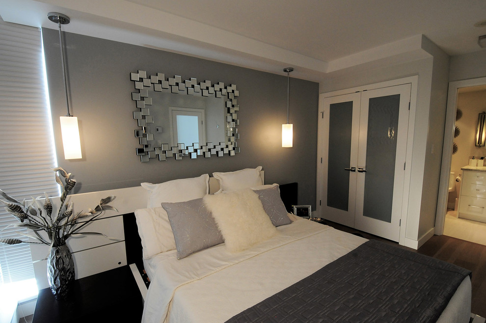 Exemple d'une chambre parentale moderne de taille moyenne avec un mur gris et un sol marron.