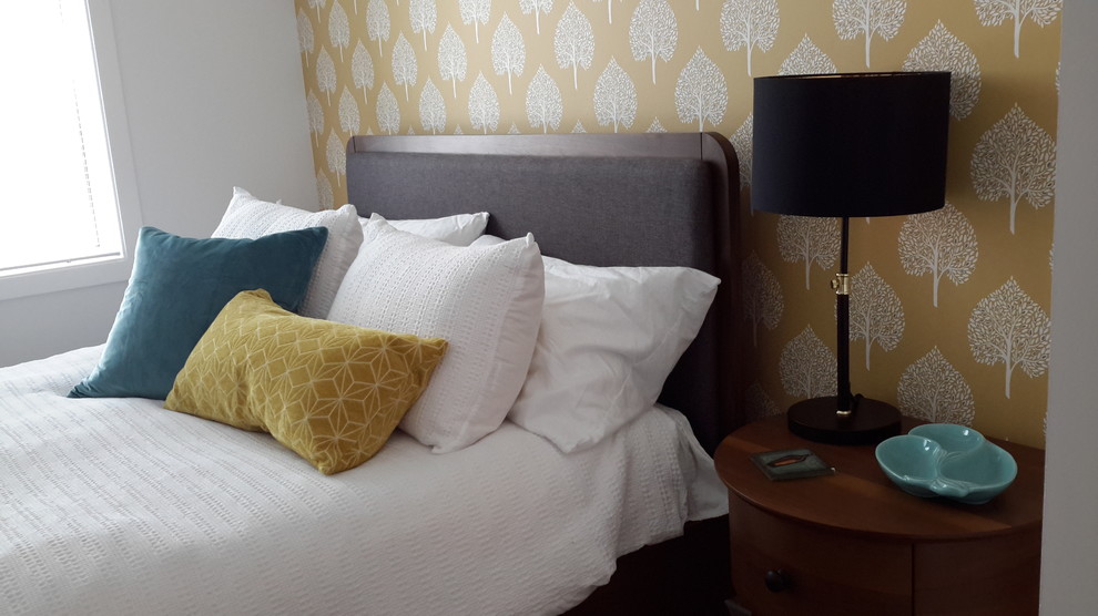 Ejemplo de dormitorio principal contemporáneo con paredes amarillas, moqueta y suelo beige