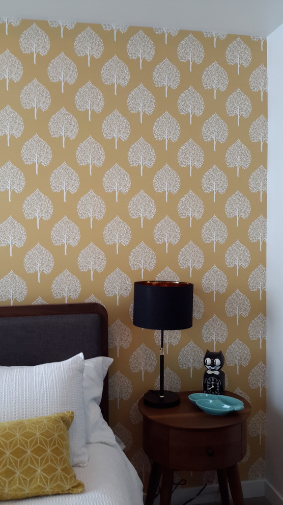 他の地域にある小さなコンテンポラリースタイルのおしゃれな主寝室 (黄色い壁、カーペット敷き、ベージュの床)