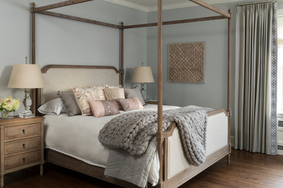Ejemplo de dormitorio principal clásico sin chimenea con paredes grises, suelo de madera oscura y suelo marrón