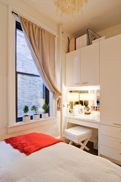 ニューヨークにある小さなモダンスタイルのおしゃれな主寝室 (白い壁、濃色無垢フローリング、茶色い床) のレイアウト