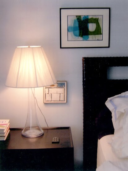 Ispirazione per una camera degli ospiti minimalista di medie dimensioni con pareti blu, parquet chiaro e nessun camino
