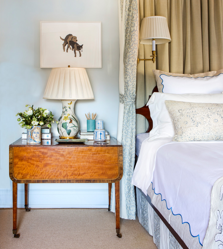 Ejemplo de dormitorio principal clásico pequeño sin chimenea con paredes azules, moqueta y suelo beige