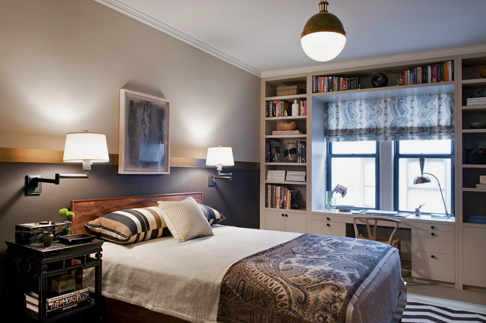 Imagen de dormitorio clásico renovado con paredes multicolor y con escritorio