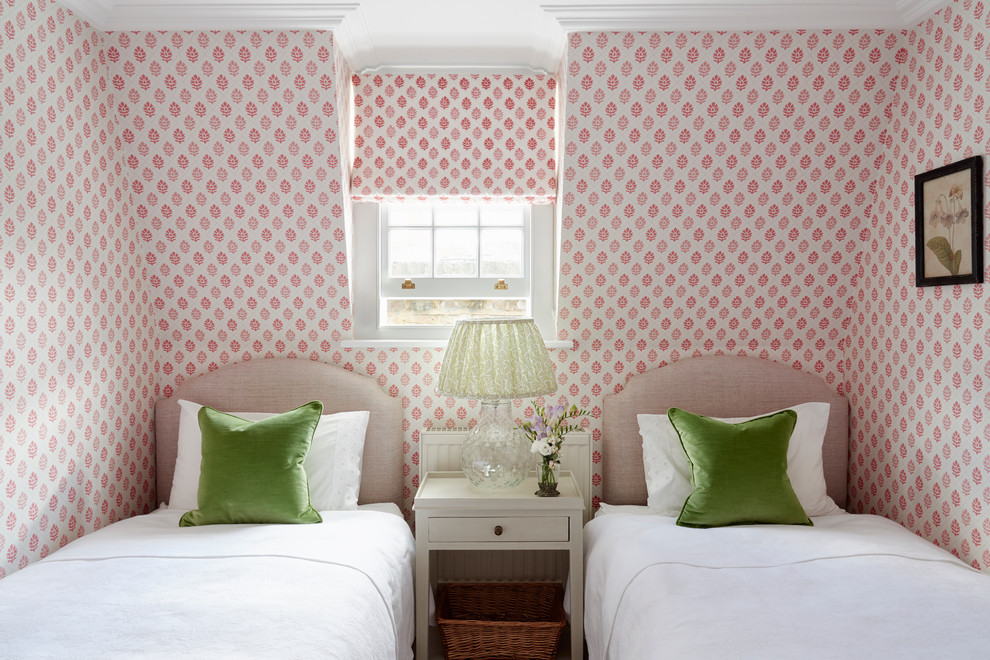 Стильный дизайн: маленькая гостевая спальня (комната для гостей) в классическом стиле с разноцветными стенами без камина для на участке и в саду - последний тренд