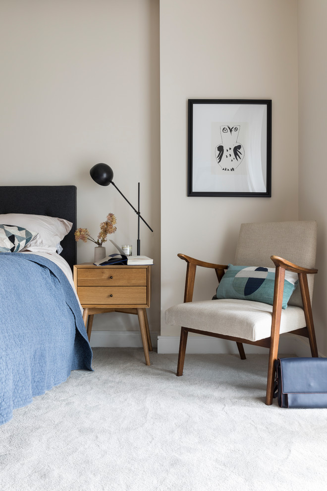 ロンドンにあるコンテンポラリースタイルのおしゃれな主寝室 (カーペット敷き、ベージュの壁、グレーの床) のレイアウト