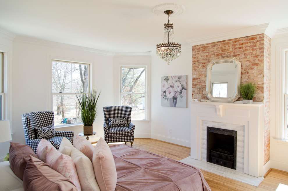 Cette photo montre une grande chambre parentale romantique avec un mur blanc, un sol en bois brun, une cheminée standard, un manteau de cheminée en carrelage et un sol marron.