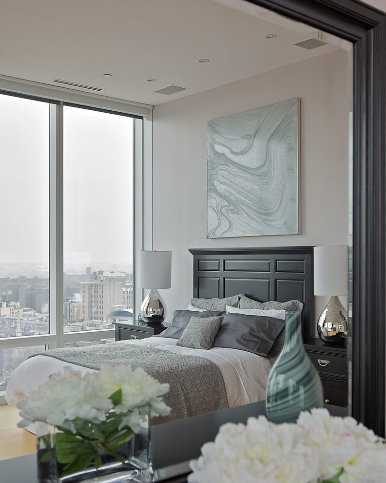 Пример оригинального дизайна: спальня в современном стиле с серыми стенами и светлым паркетным полом