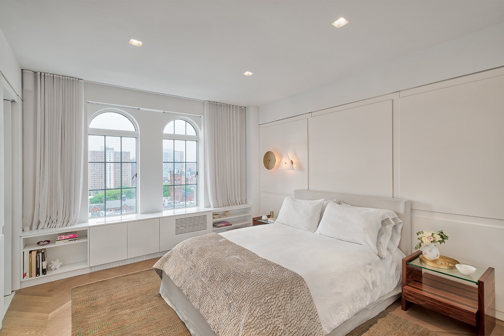 Свежая идея для дизайна: гостевая спальня среднего размера, (комната для гостей) в современном стиле с белыми стенами, паркетным полом среднего тона и коричневым полом - отличное фото интерьера