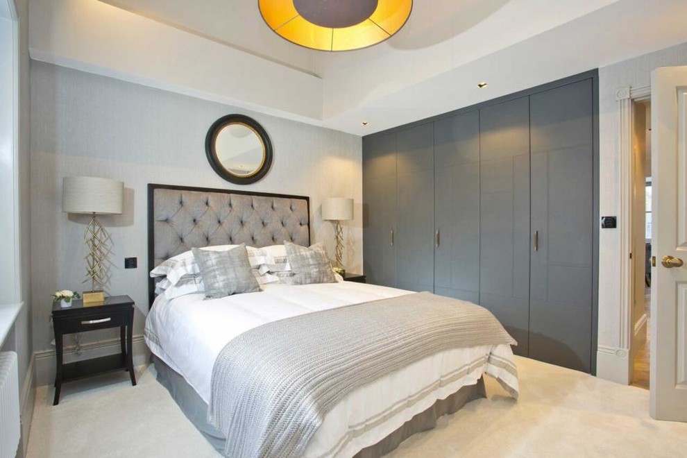 Foto de habitación de invitados tradicional renovada de tamaño medio con paredes beige y moqueta